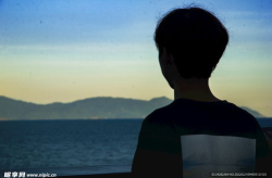 男生海边写真,青春海岸线上的帅气瞬间