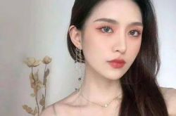 女士照片100张,秋季女士时尚穿搭指南，百元基本款打造舒适秋装风采